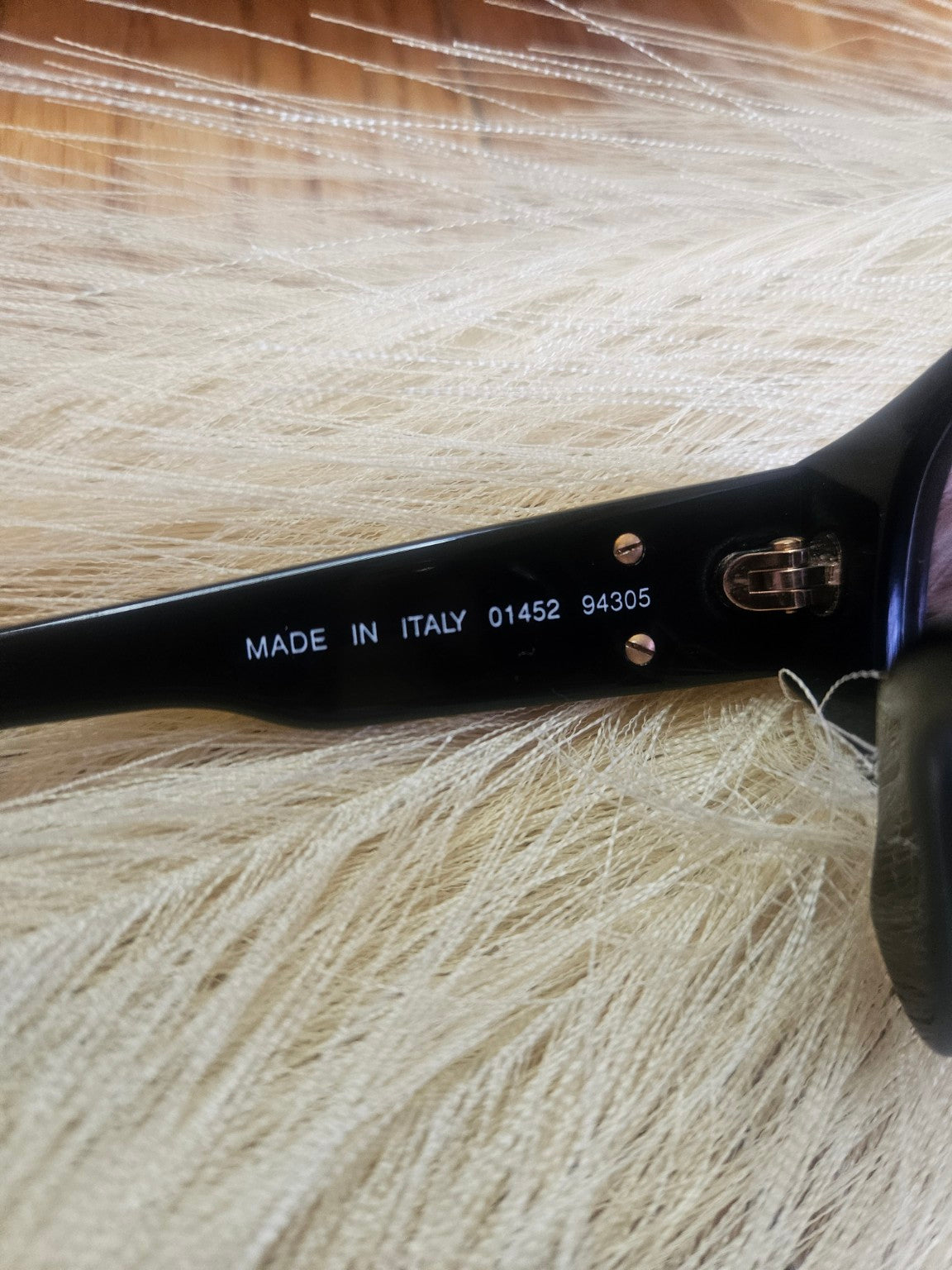 Made in Italy and 01452 94305 markings