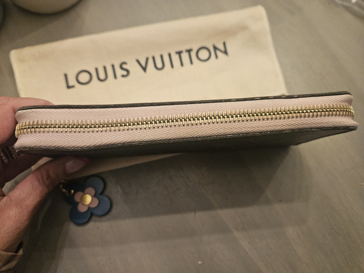 Wallet gold zipper side view, correctly oriented