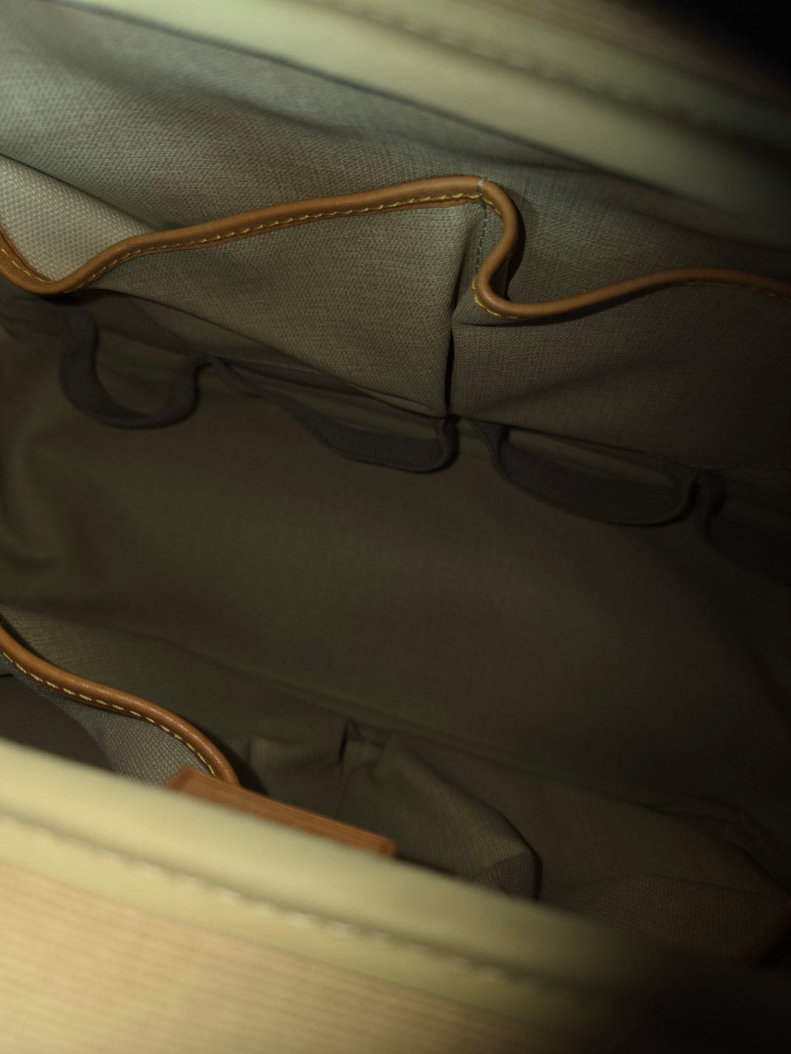 Interior organizer pockets and fabric lining