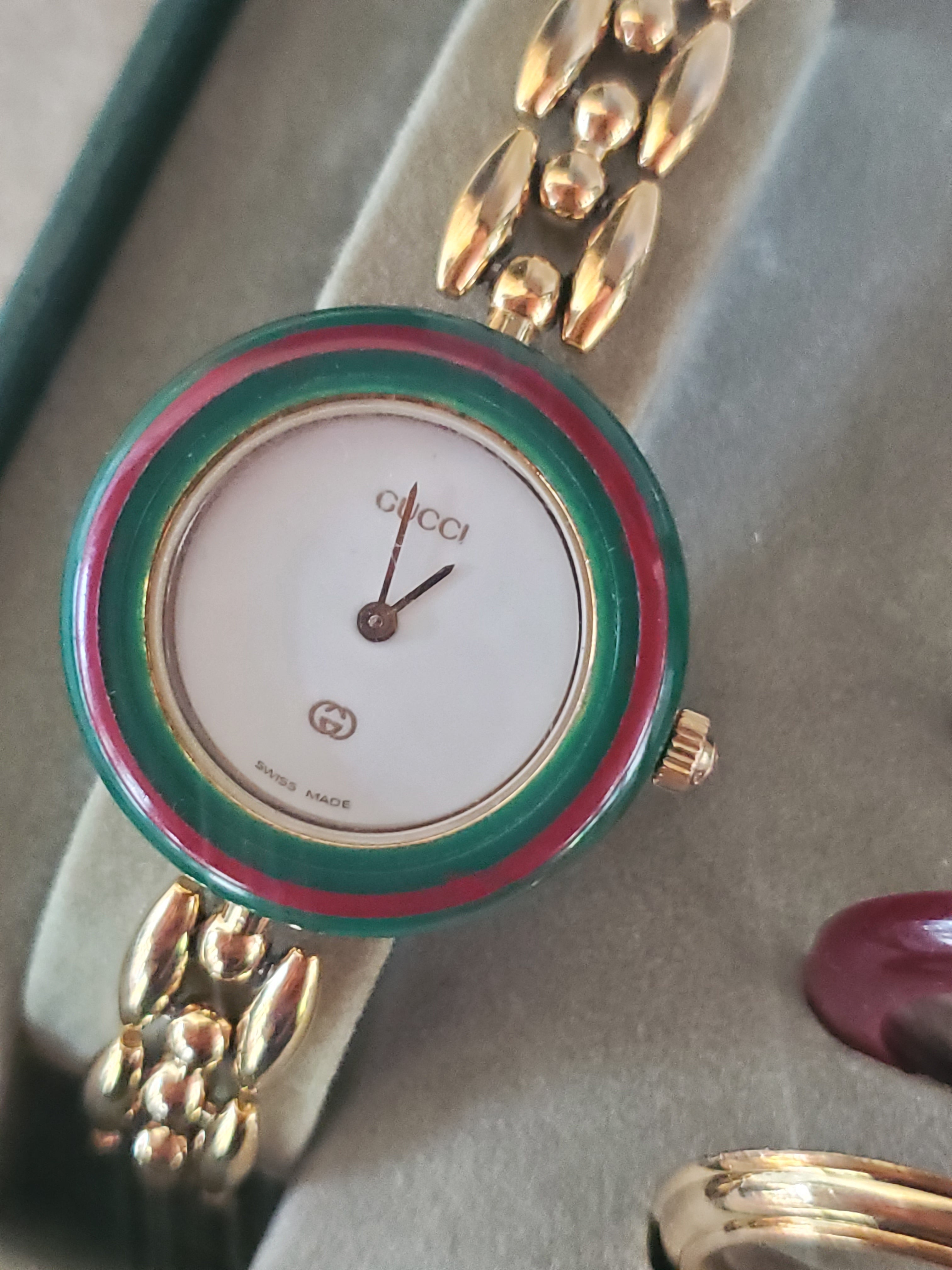 Gucci watch hotsell with changing bezel